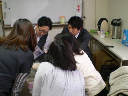 企業メンバーと生活者がプロトタイプを検証するシーン