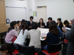 企業メンバーと生活者がプロトタイプを検証するシーン