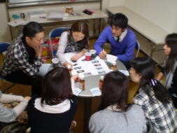 ワークショップで生活者の意見を聞く企業担当者