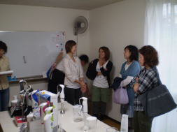 企業と消費者が商品改善のために話し合うセッション風景